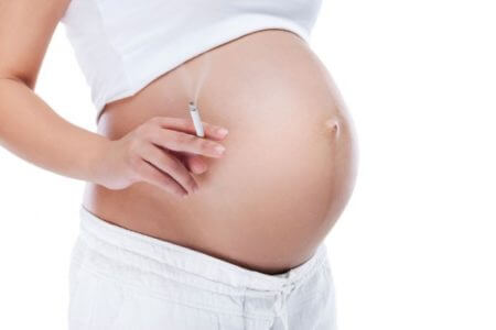 Живот беременной и сигарета