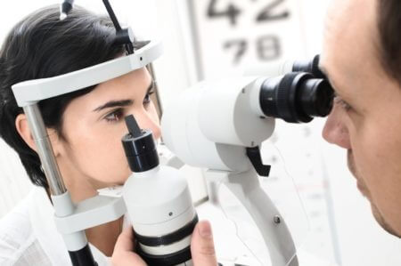 Девушка прием офтальмолога глаукома
