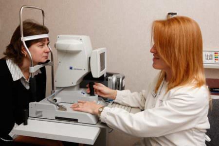 Врач обследует глаза пациента на признаки глаукомы