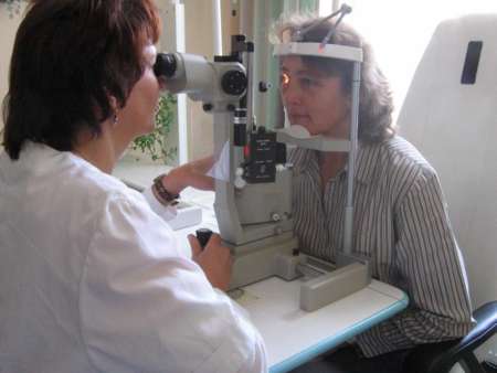 Женщина на приёме у офтальмолога
