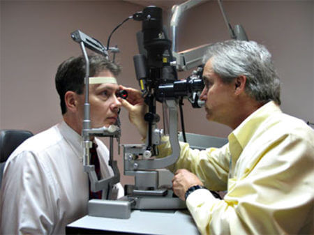 Пациент на приеме у врача-офтальмолога