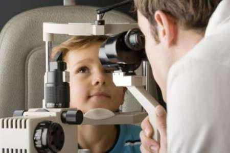 Мальчик на приеме у офтальмолога