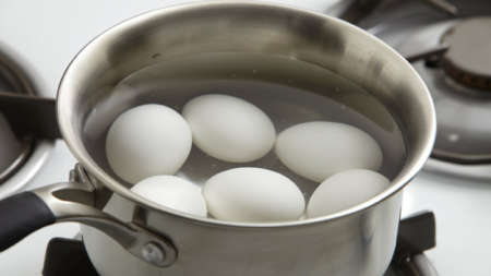 Яйца в воде в кастрюле 