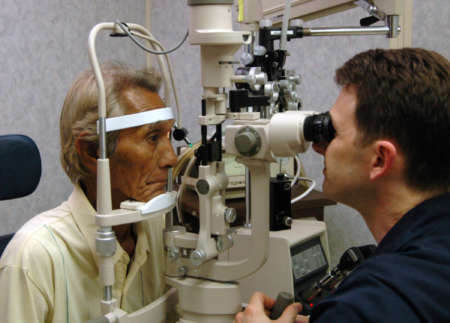Пациент на приеме у офтальмолога