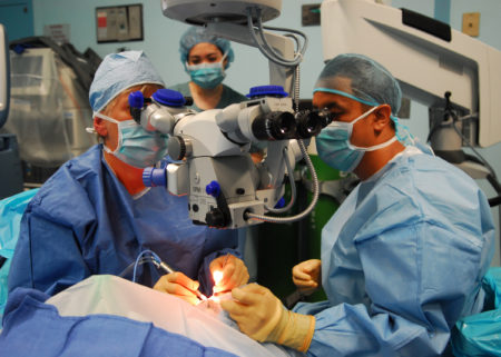 Врачи делают операцию при катаракте 