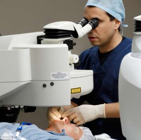 Пациент на осмотре у офтальмолога