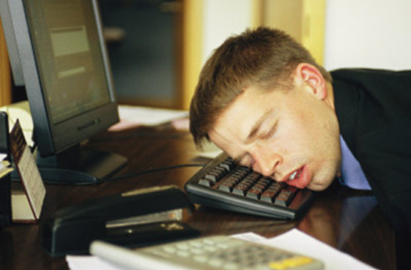 Мужчина лежит на клавиатуре устал работать за компьютером
