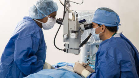 Два врача на операции на глаза