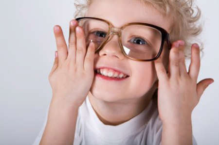 Маленький мальчик в очках