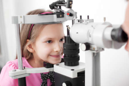 Девочка на приеме у офтальмолога