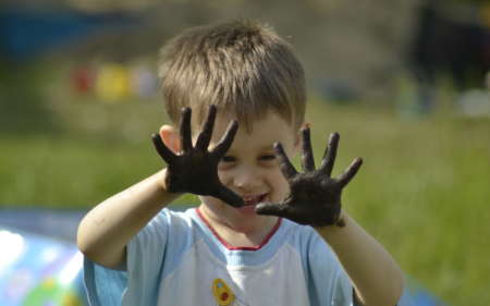 Ребёнок с грязными руками