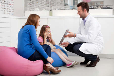 Девочка с матерью на приёме у врача