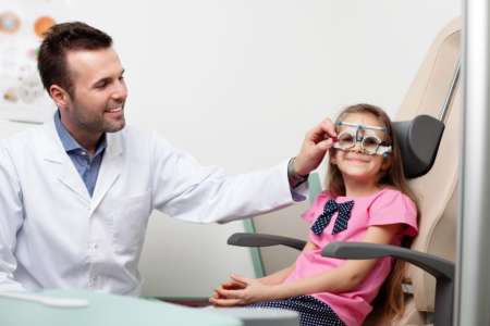 Девочка в специальных очках на приёме у врача