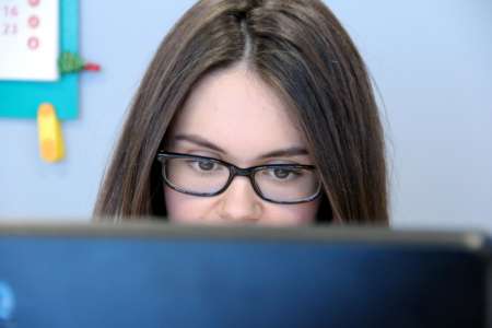 девушка в очках смотрит в монитор