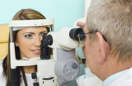 девушка проходит обследование у офтальмолога