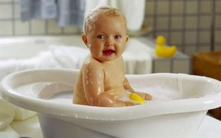 Малыш в ванной